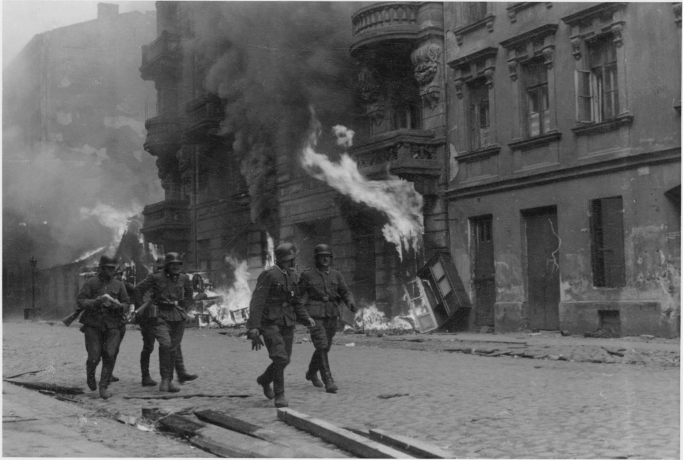 Ghetto_Uprising_Warsaw2.jpg