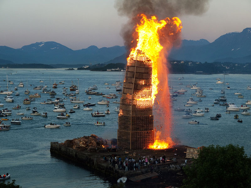 Worlds-Biggest-Bonfire-05.jpg