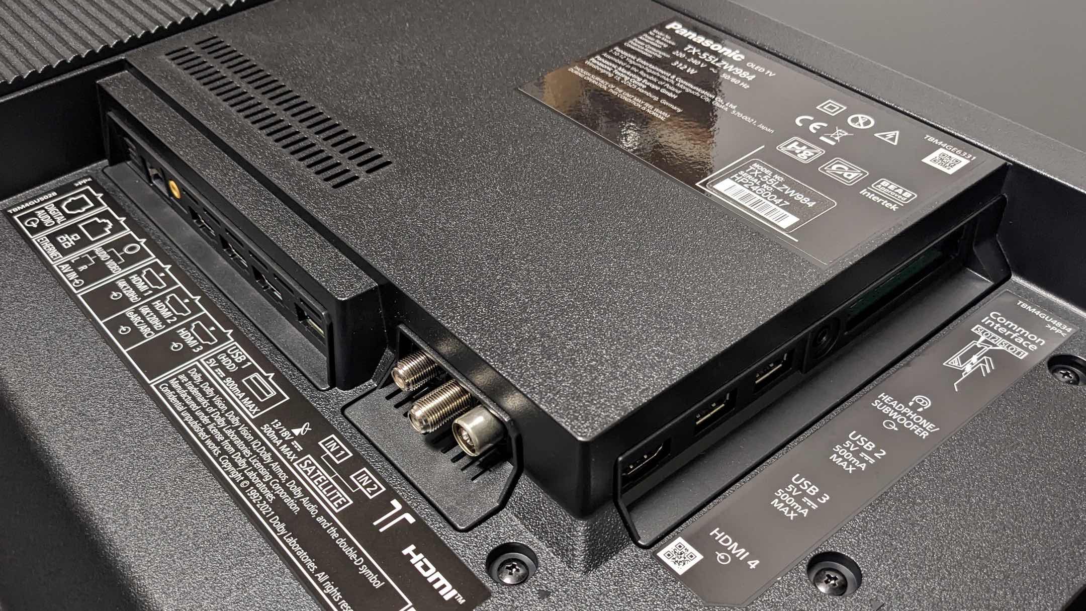Panasonic_TX55LZW984-aansluitingen.jpg