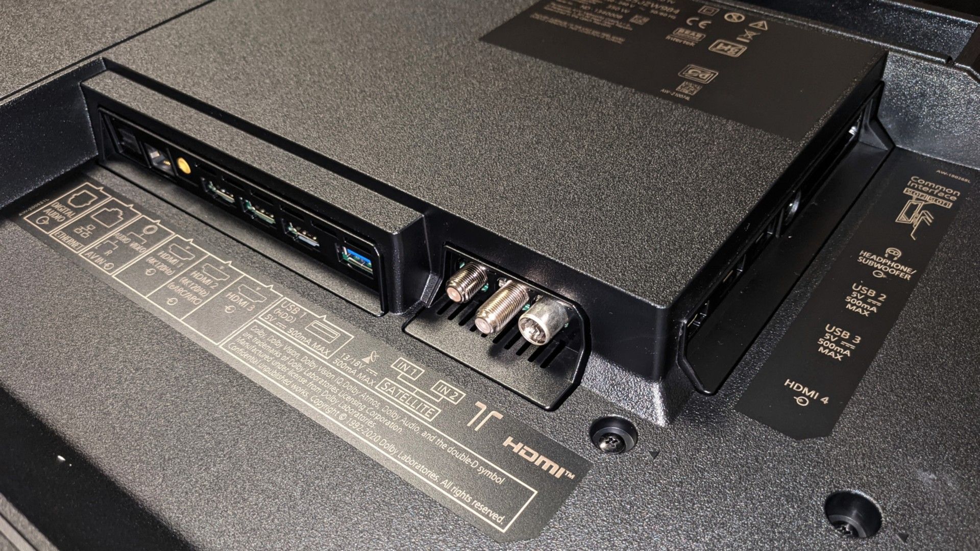 Panasonic_TX-55JZW984-aansluitingen.jpg