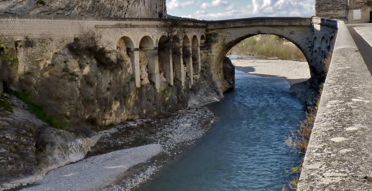 Pont_romain_de_Vaison_la_Romaine.jpg