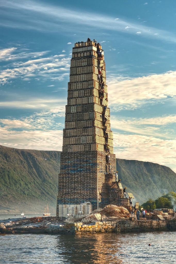 Worlds-Biggest-Bonfire-04.jpg