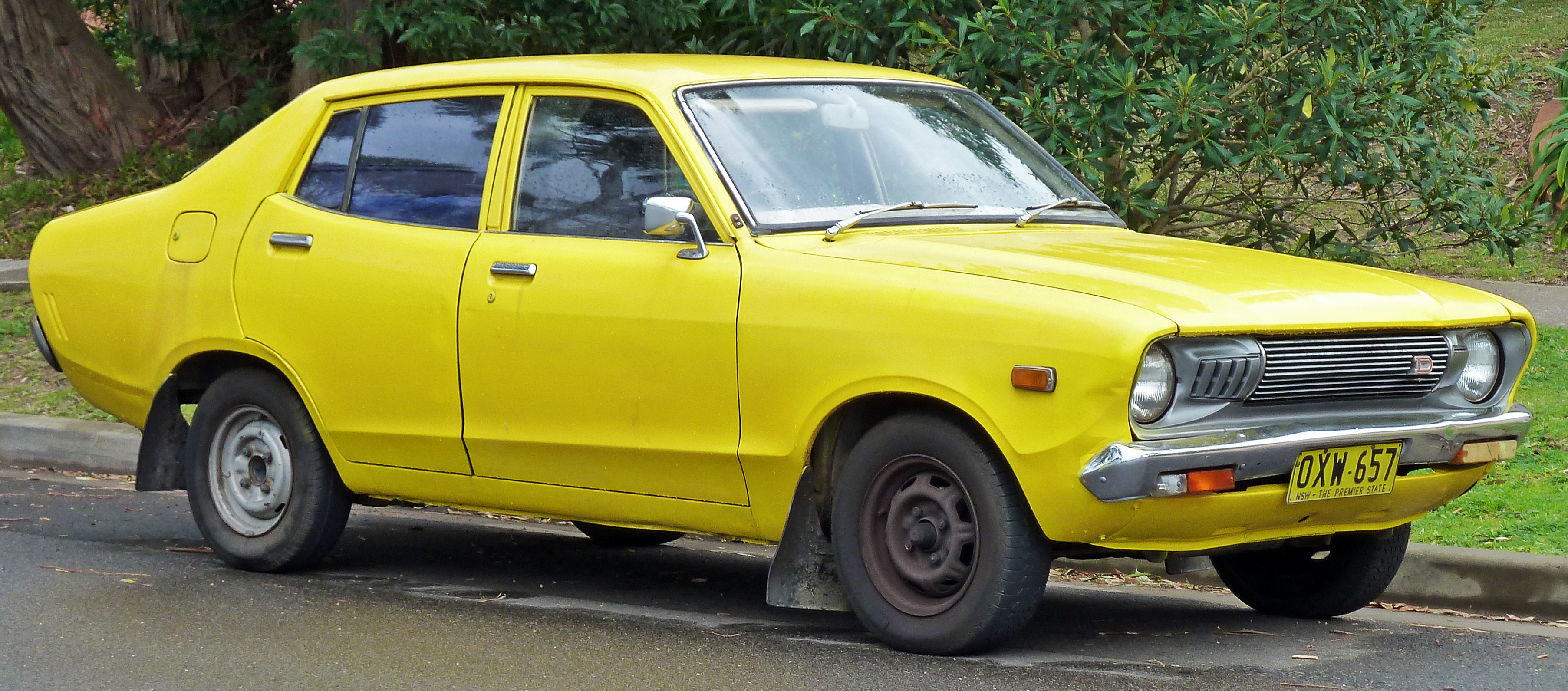 1974-1977_Datsun_120Y_%28B210%29_sedan_02.jpg