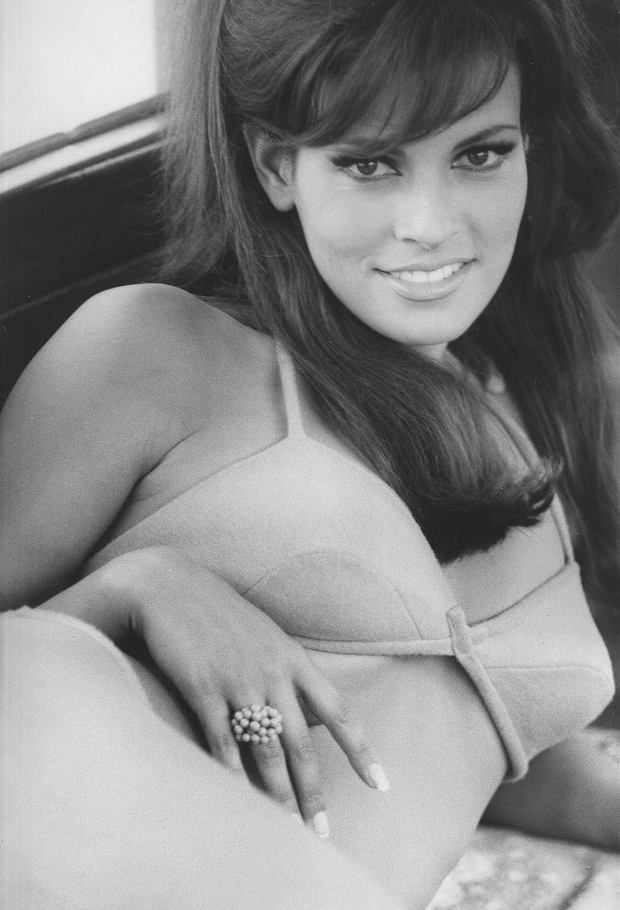 z10809525IH,Raquel-Welch-.jpg
