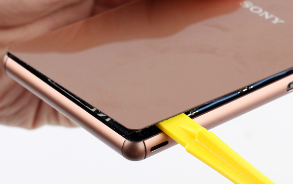 Sony-Xperia-Z3-Disassembly-02-570.jpg