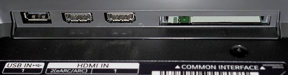 lg-55up75003LF-gniazda-z-boku-obudowy.jpg