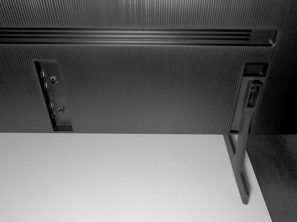 02c-Samsung-65DU7192-nozka.jpg