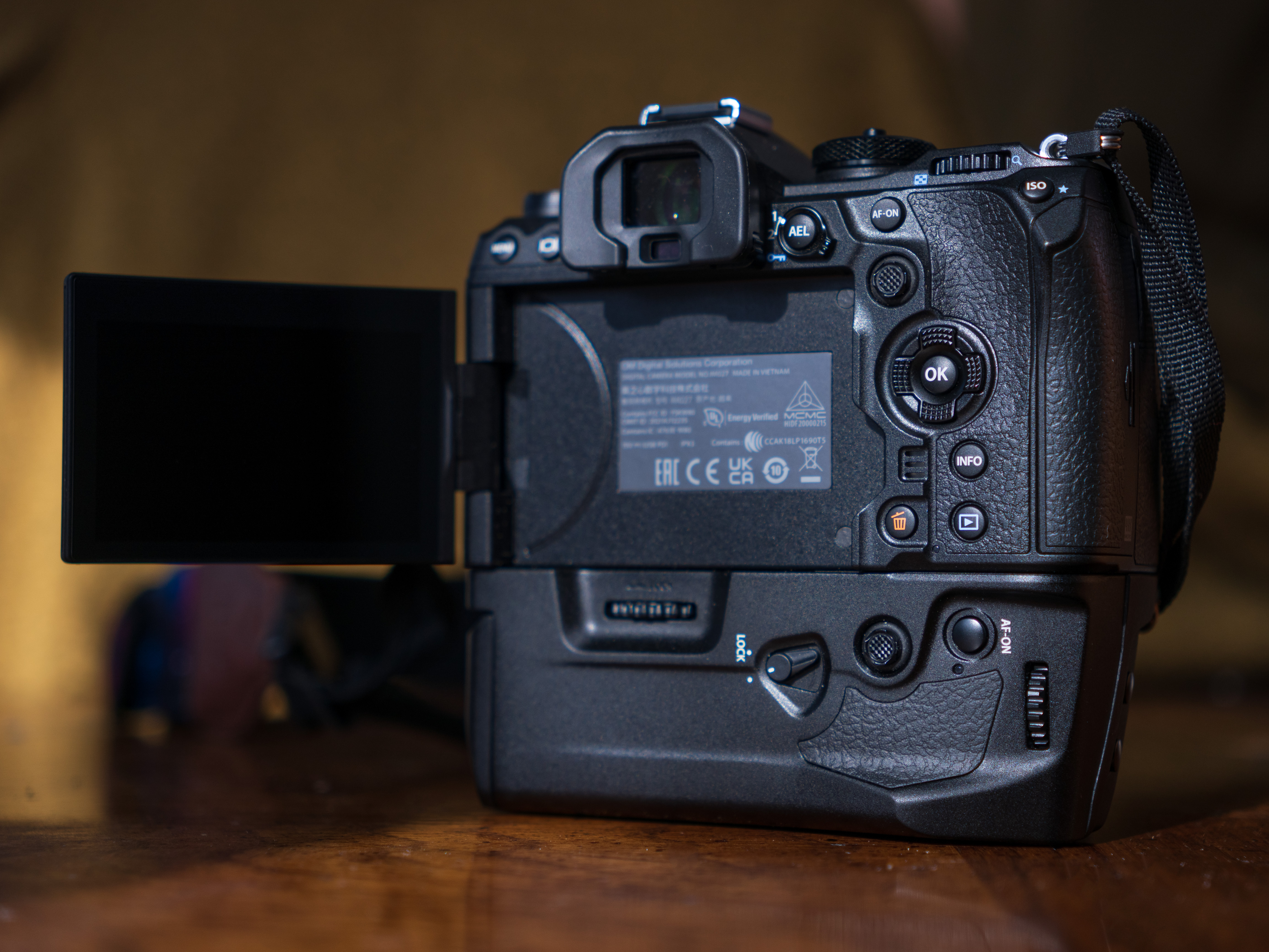ZY-PSHOT-OM-1-BACK-GRIP-DISPLAY-OUT-LG.JPG