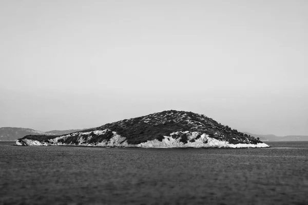 dep_12626683-Minalist-shot-of-a-Greek-island.jpg