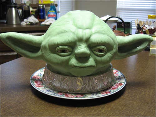 darth_vader_favorite_yoda_cake_1.jpg