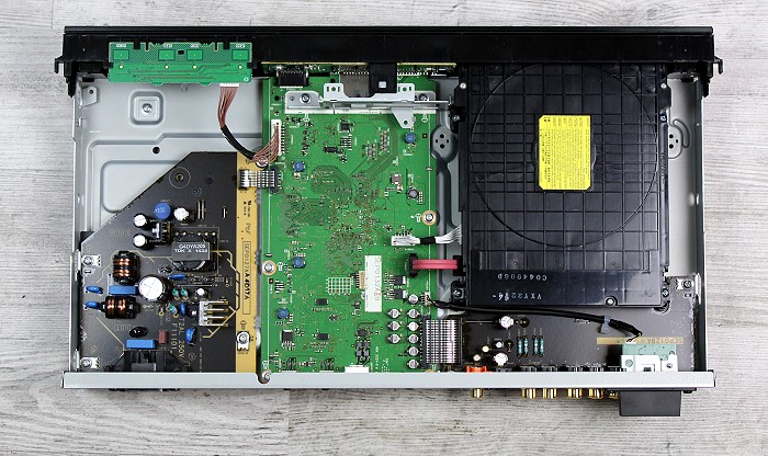 panasonic_dmp_bdt700_innen.jpg