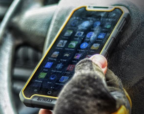 Dewalt-MD501-Android-Smart-Phone-in-use.jpg