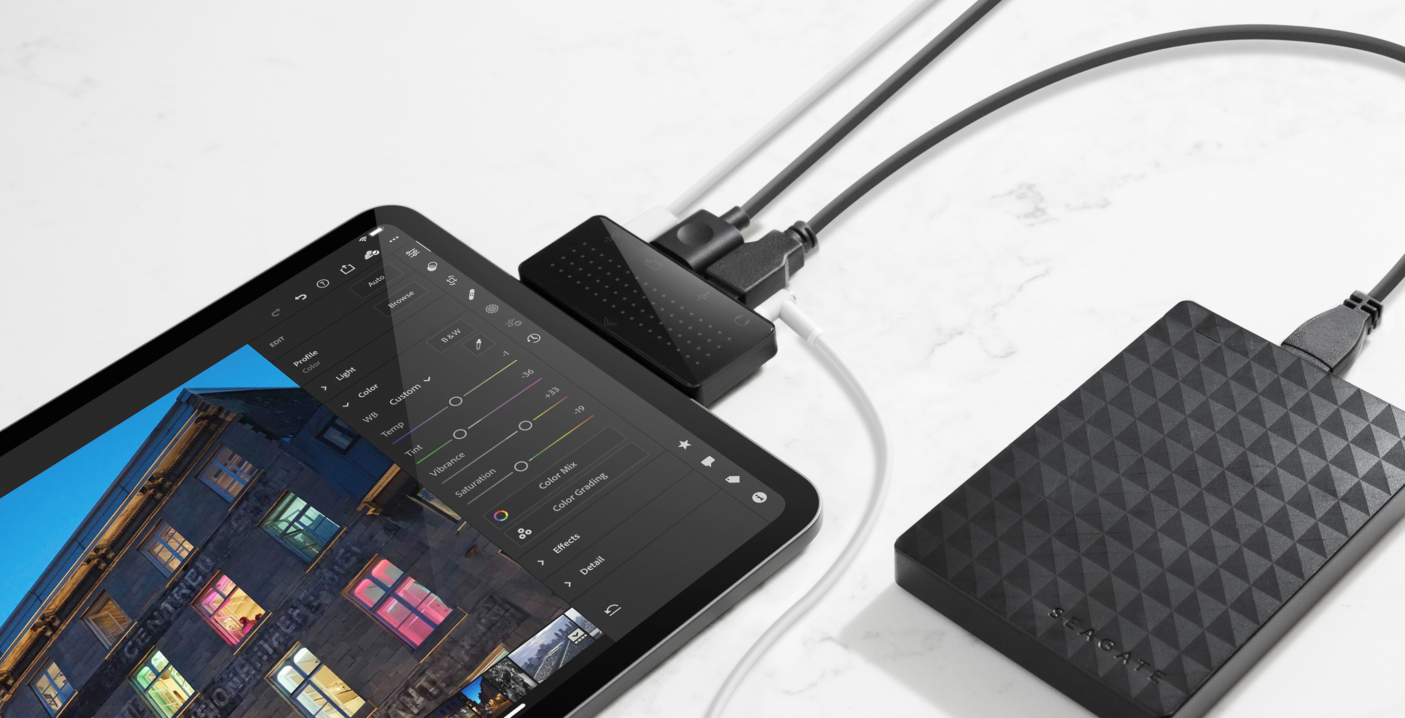 Twelve-South-StayGo-mini-USB-C-Hub-04.jpeg