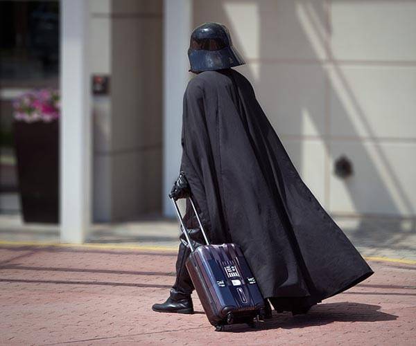 star_wars_darth_vader_rolling_luggage_1.jpg