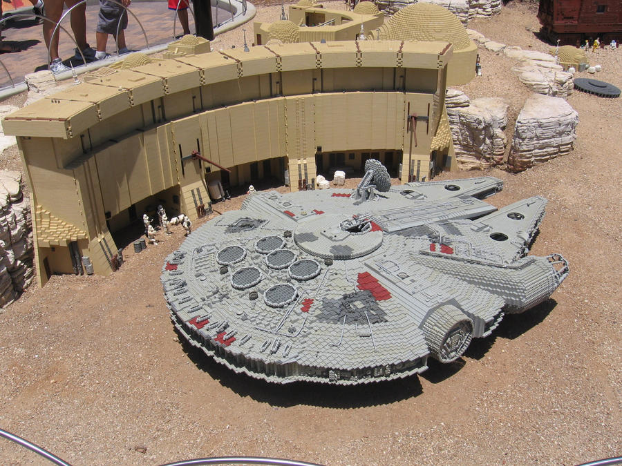 lego_millenium_falcon_by_kzn02-d571h4x.jpg