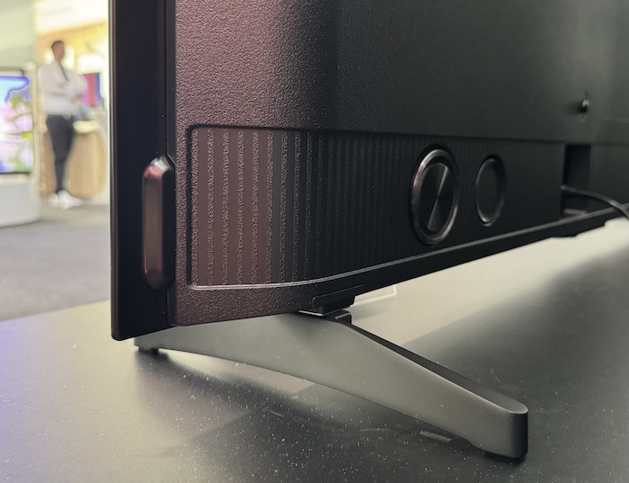 panasonic_55Z80B_detail_rechts_hinten.jpeg