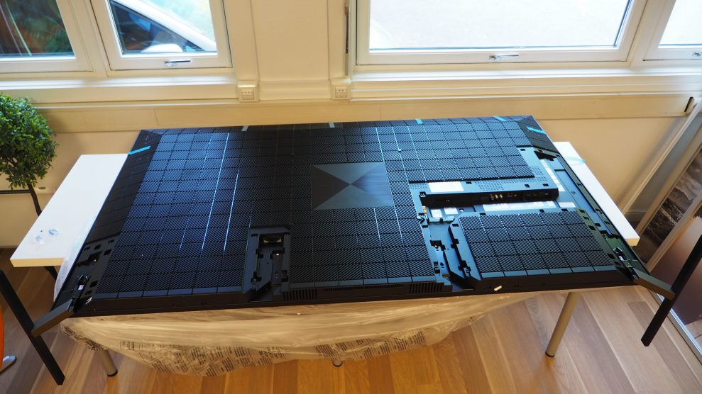 Sony-Z9J-unboxing-5-989x556.jpg