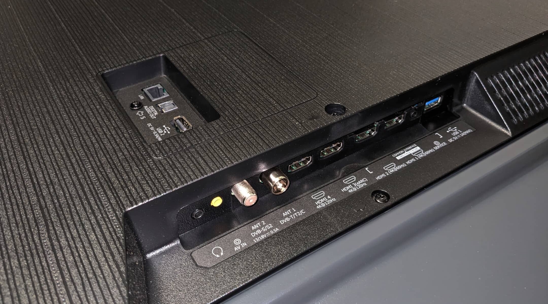 Hisense-65U79KQ-aansluitingen-1080x600.jpg