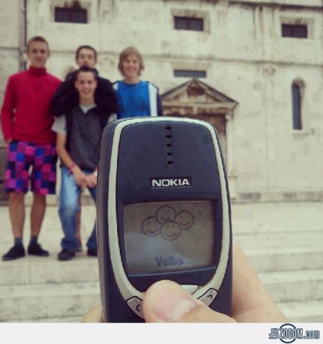 taking-pictures-with-nokia-3310-469x500.jpg