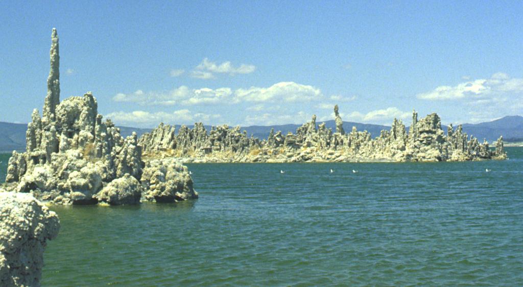 Mono-lake-tufa-1981-003.jpg