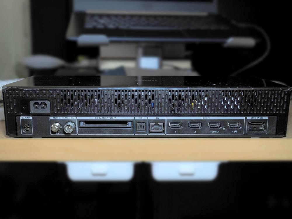 02d-Samsung-55LS03B-zlacza-one-connect-box.jpg