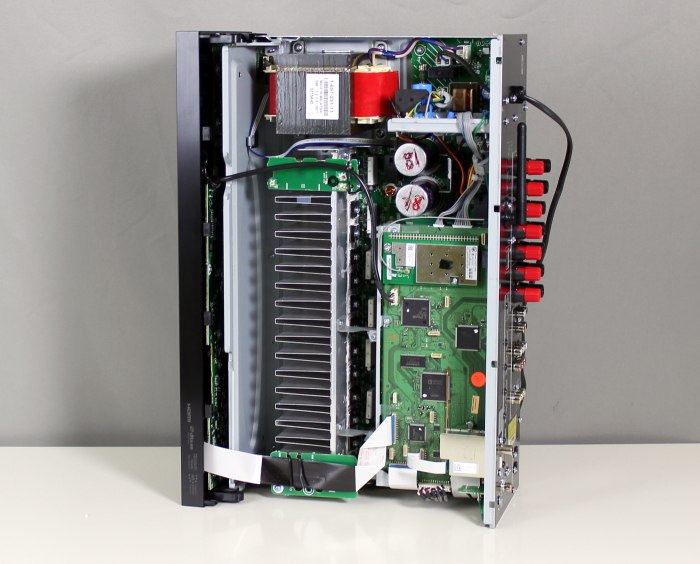 Sony_STR-DN840_InnenlebenGesamt3.jpg