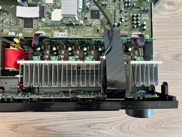 Denon-AVR-X1700H-Kuehlkoerper.jpeg