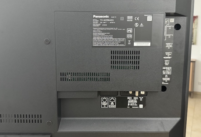 panasonic_tv_42z90a_anschluesse_gesamt.jpeg