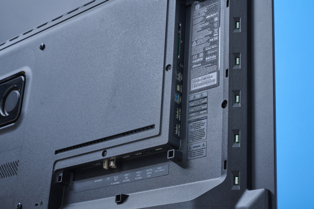 philips_oled_807_anschluesse_schraeg-1024x683.jpg