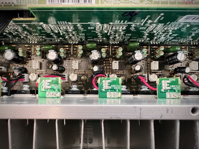 Denon-AVR-X1700H-Endstufen-Detail.jpeg