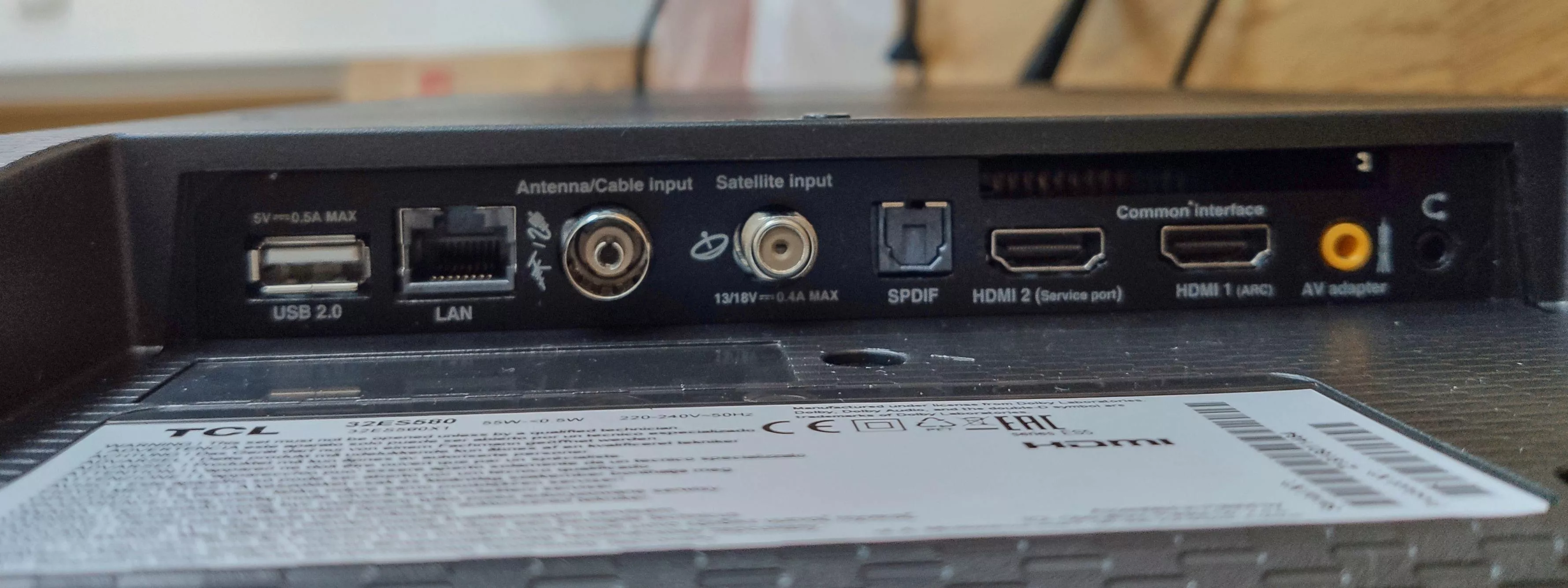 tcl-32es580-konektory.jpg