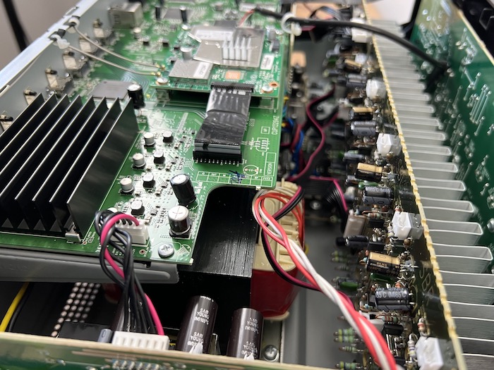 Denon-AVR-X2800H-Innenleben3.jpeg