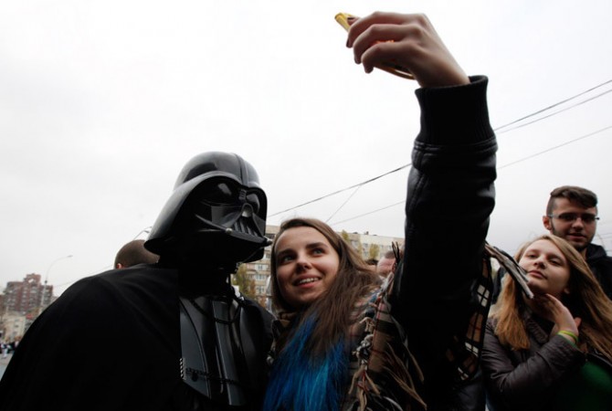 Darth-Vader-Ukraine-selfie-670x450.jpg