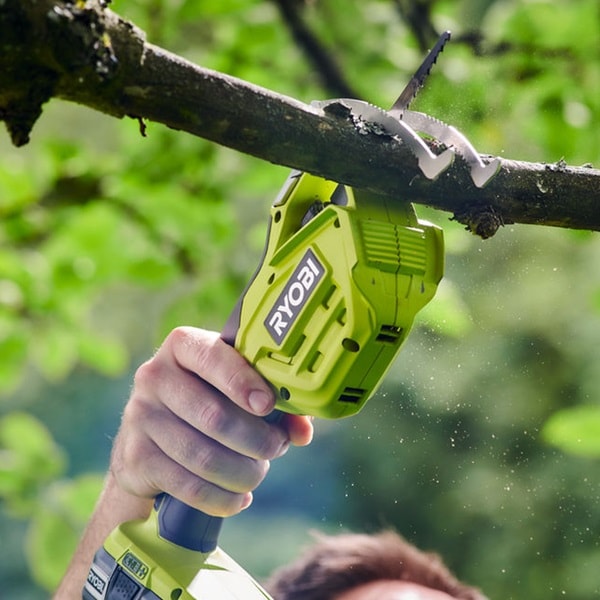 ryobi-18v-garden-pruning-saw-OPS18-cutting-min.jpg