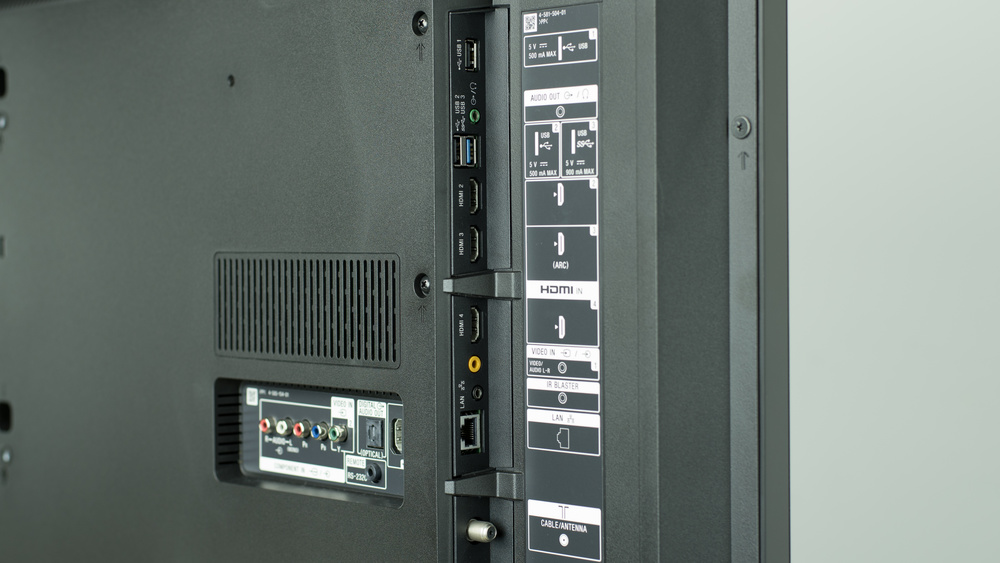 x700d-inputs-side-medium.jpg