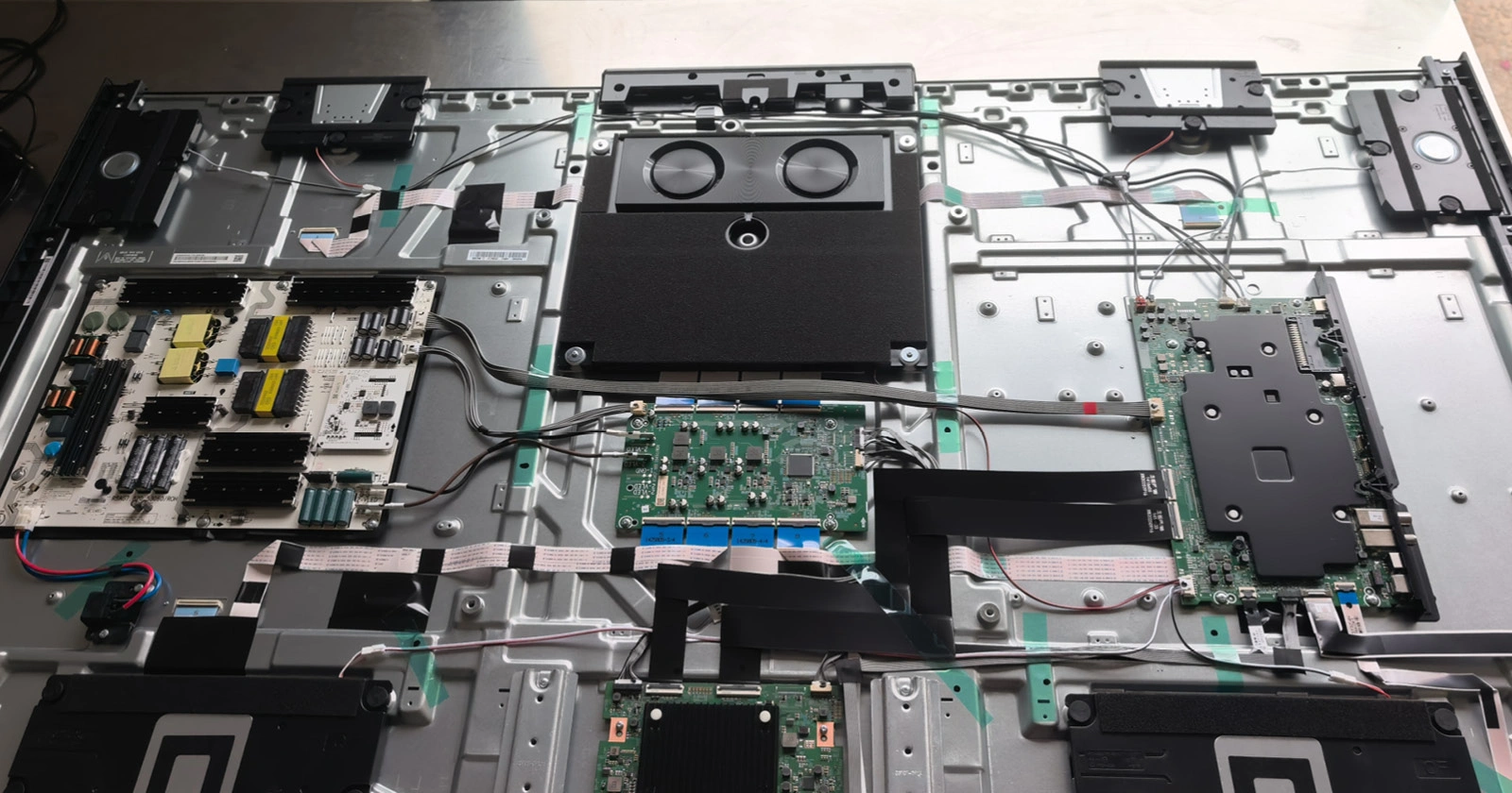 Hisense-65UR9S-inside-1.webp