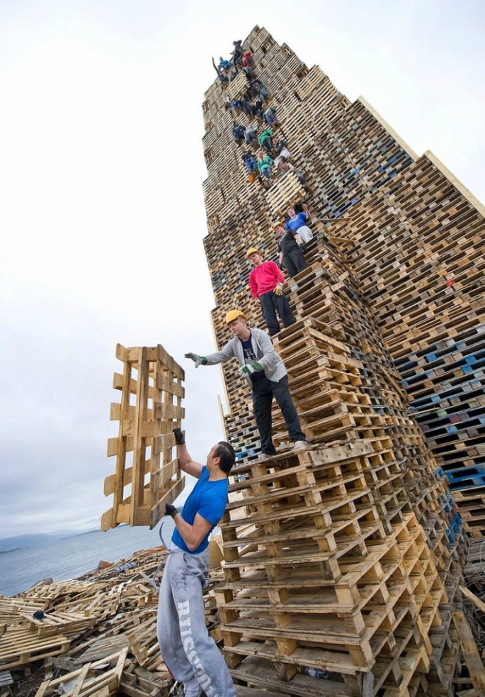 Worlds-Biggest-Bonfire-02-685x983.jpg