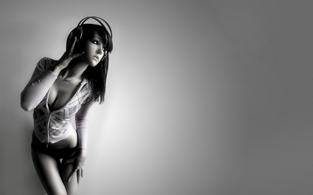 headphones-women_00240519-1024x640.jpg