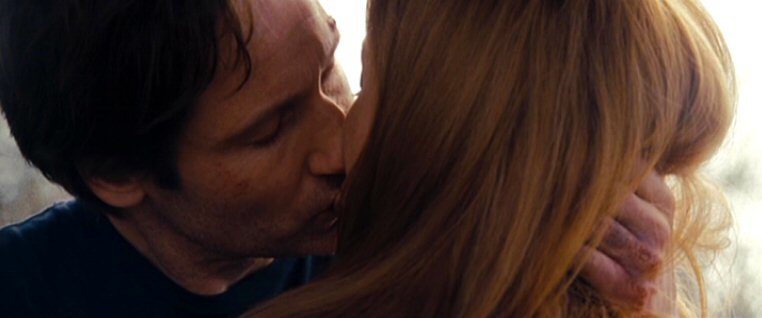 Fox_Mulder_and_Dana_Scully_kiss_in_2008.jpg