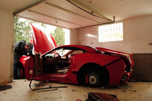 tunisian-rioters-destroy-ferrari-california_100338284_m.jpg