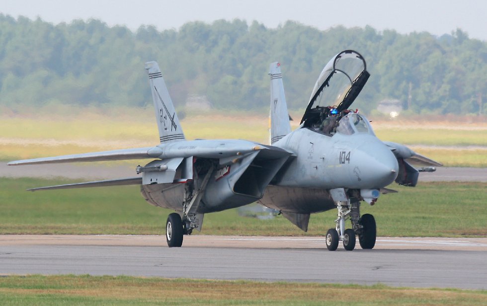 GreyF14Taxying1oClock.jpg