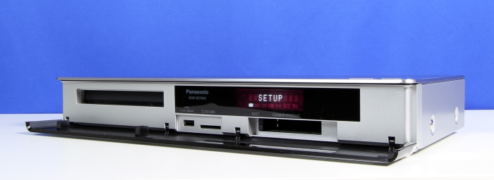 Panasonic-DMR-BST845-Front-Seitlich4.jpg