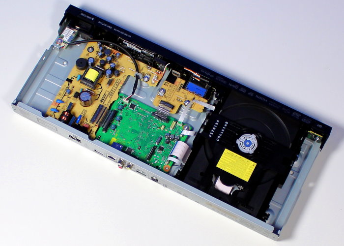 Panasonic_DMP-BDT220_InnenlebenGesamt.jpg